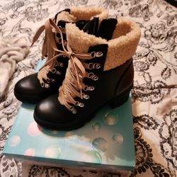 Size 7 Boots With Fur Black Womans