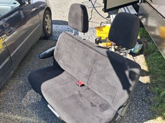 M8ddle seat out of a 2013 Dodge Caravan/Grand Caravan