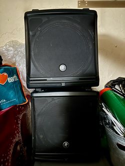 2 Mackie DLM12 2000W Powered PA Speaker