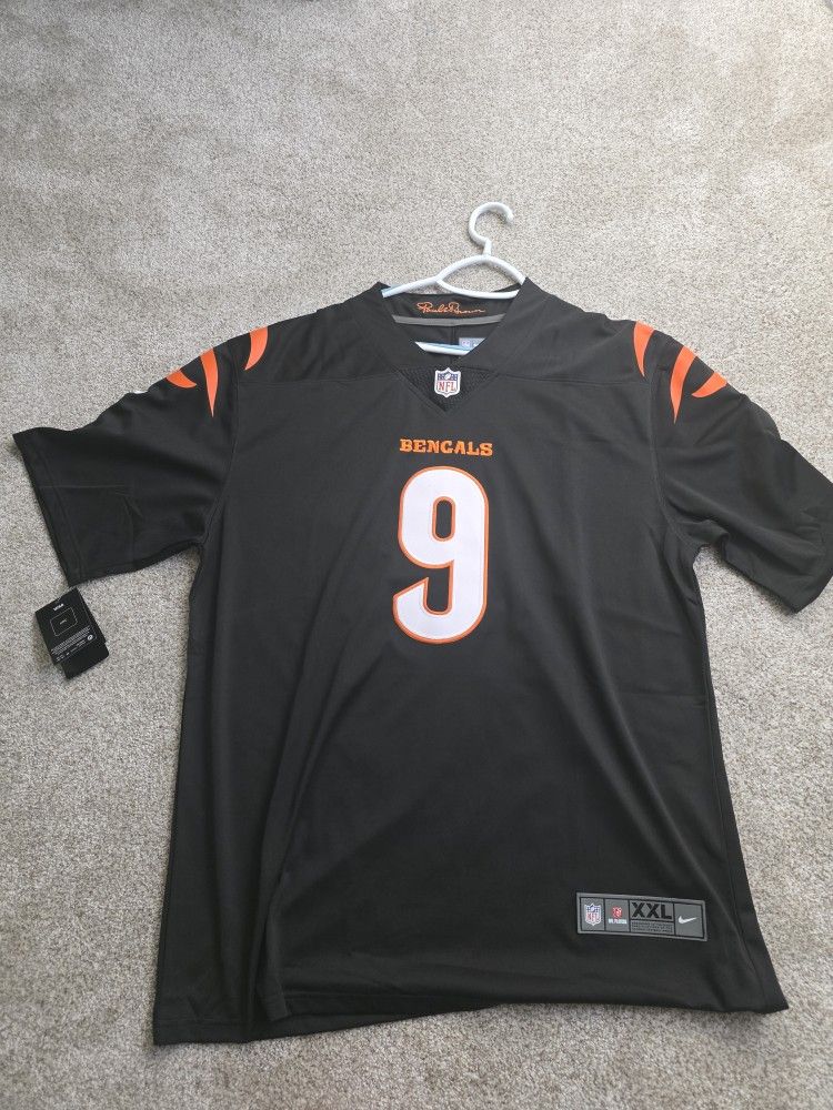 JOE BURROW #9 --(XXL) BLACK Cincinatti Bengals jersey...