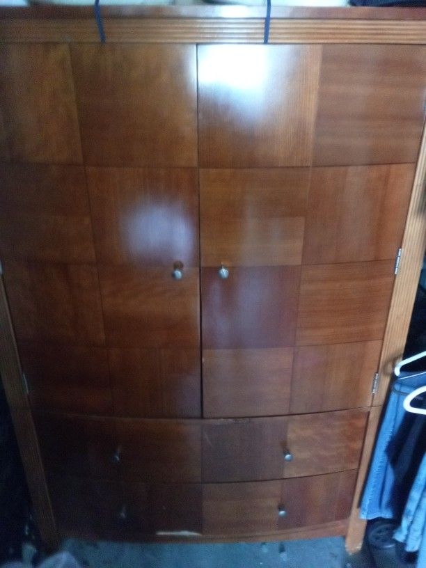 Dresser / TV Stand/Cabinet