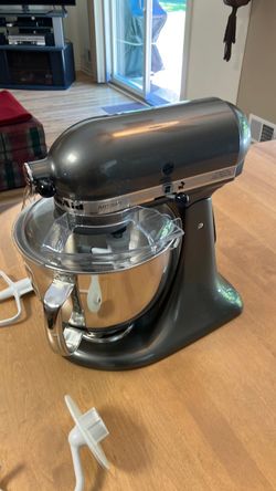 KITCHEN-AID ARTISAN MIXER Model KSM150PSQG 5-QT.  TILT HEAD, includes POURING SHIELD for MESS-FREE MIXING, 10-SPEED SETTINGS,  BRAND NEW WORKS GREAT