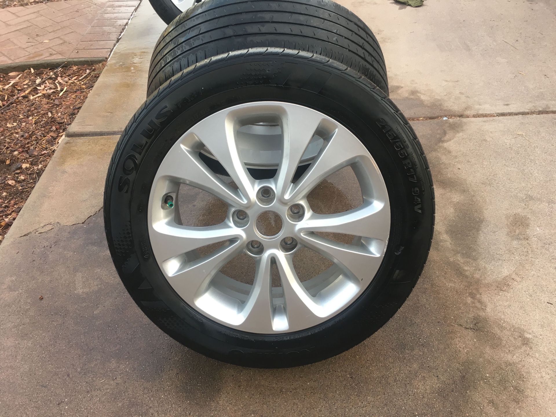 2016 Kia Soul wheels and tires / spare tire 215/55 R17