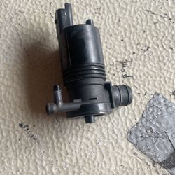 Q50 Windshield Resivour Tank Pump 