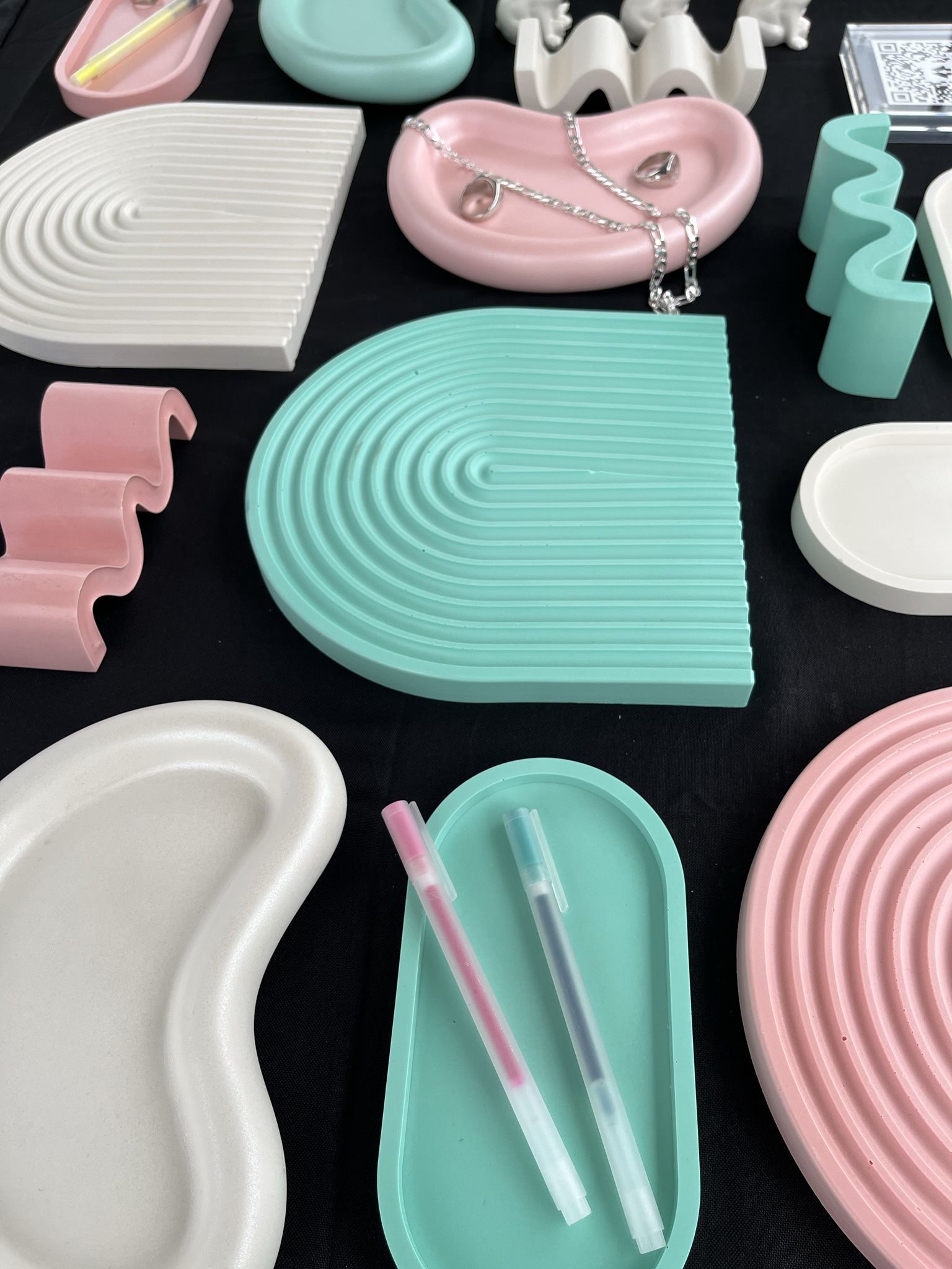 Jesmonite medium, Coloring And Silicon Molds