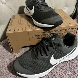 New Nike Revolution 6 Tennis Shoes