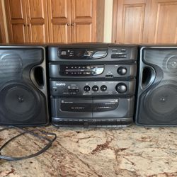 SANYO PORTABLE TOP LOADING CD PLAYER, AM/FM RADIO,CASSETTE/RECORDER BLACK BOOMBOX