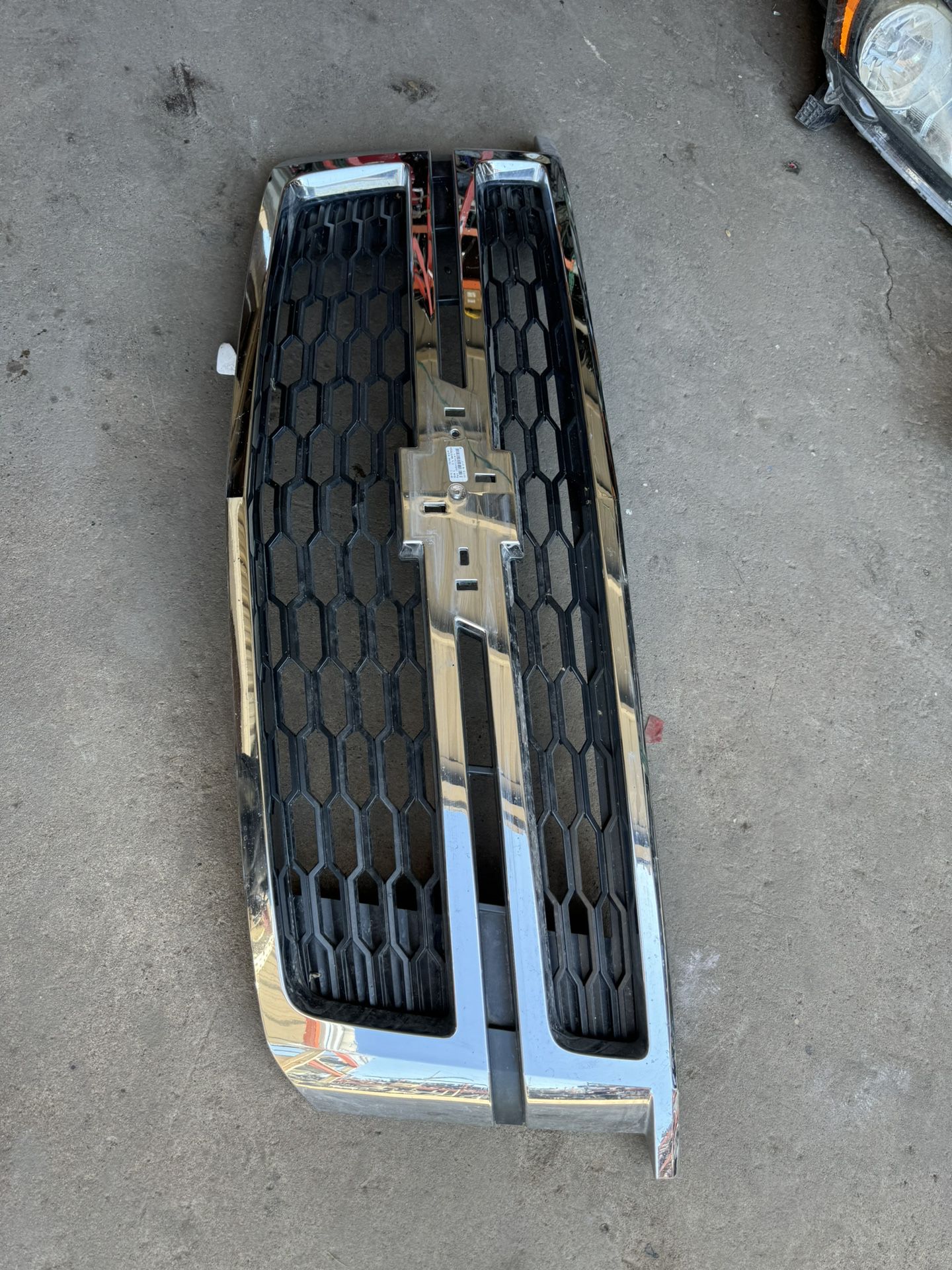 Chevy Tahoe Suburban Grille Oem
