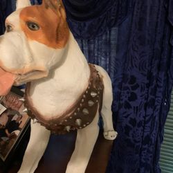 Pitbull statue
