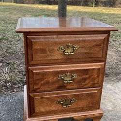 Solid wood small dresser/ endtable 23”h,18.5”w,15”d
