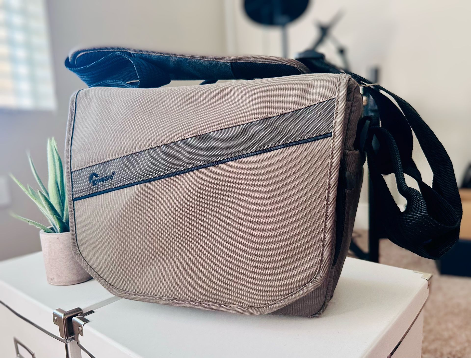 Lower pro event Messenger Camera bag 150