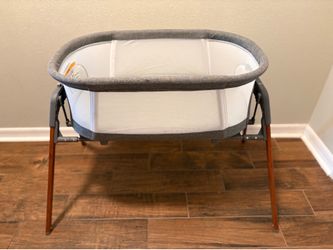 Chicco Bassinet - Like New