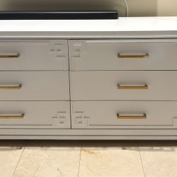 Dresser & Nightstands 