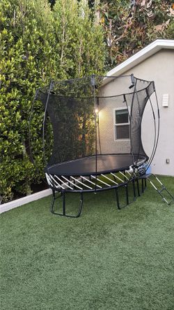 Springfree trampoline - like new!!