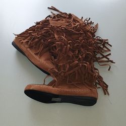 FRINGE MOCCASIN BOOTS 