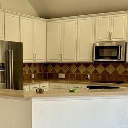 Beautiful White Shaker Kitchen Cabinets Super Great Condition 