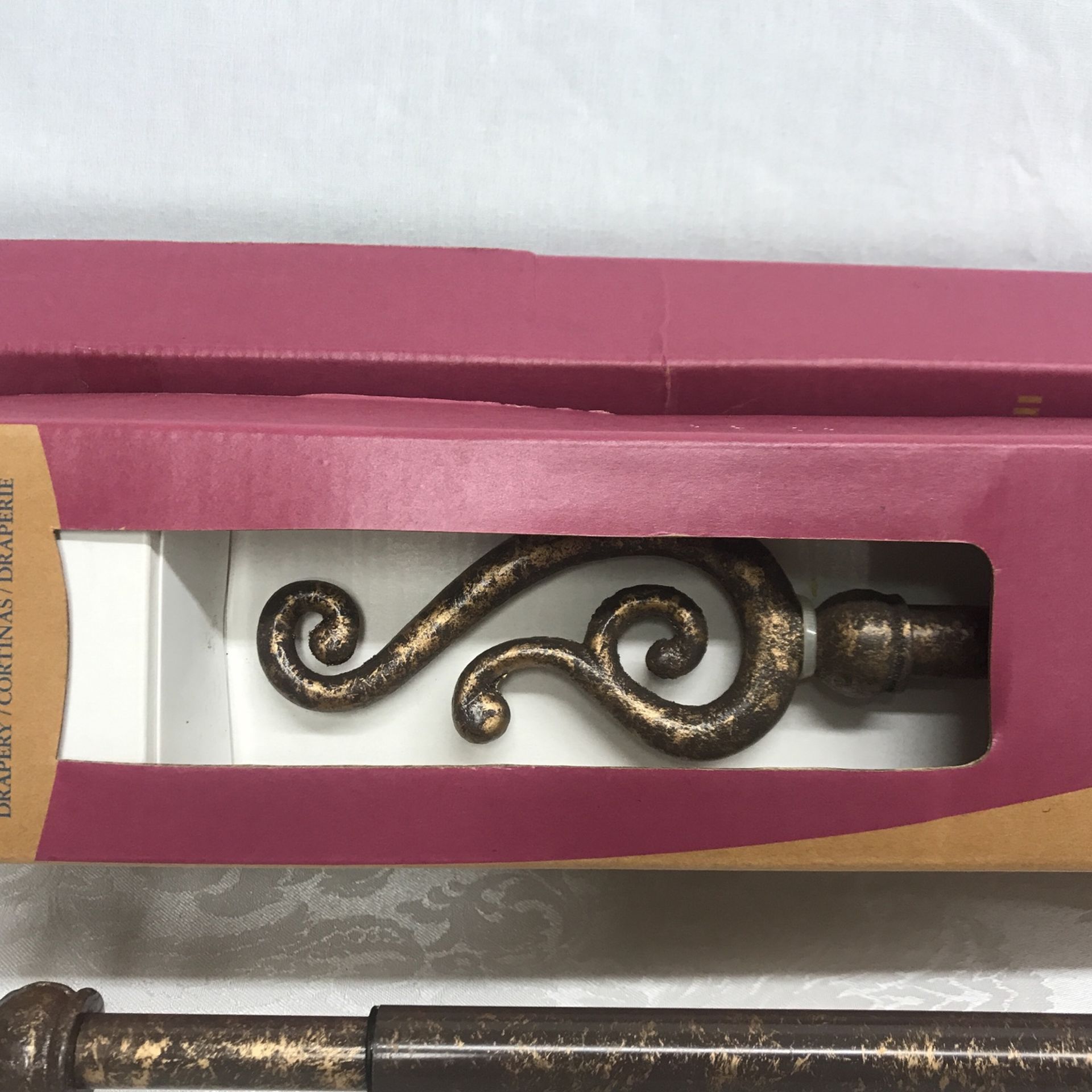 BRAND NEW PAIR OF GOLD LEAF METAL CURTAIN / DRAPERY RODS WITH SCREW IN SCROLLED FINIALS ON EACH END. 48”-84” SEE DESCRIPTION.