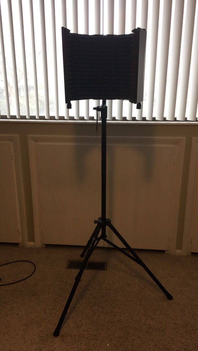 Studio mic stand and sound shield