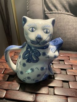 Suoer Cute vintage blue and white ceramic teapot shaped like a cat 🐱 holding a 🐟 