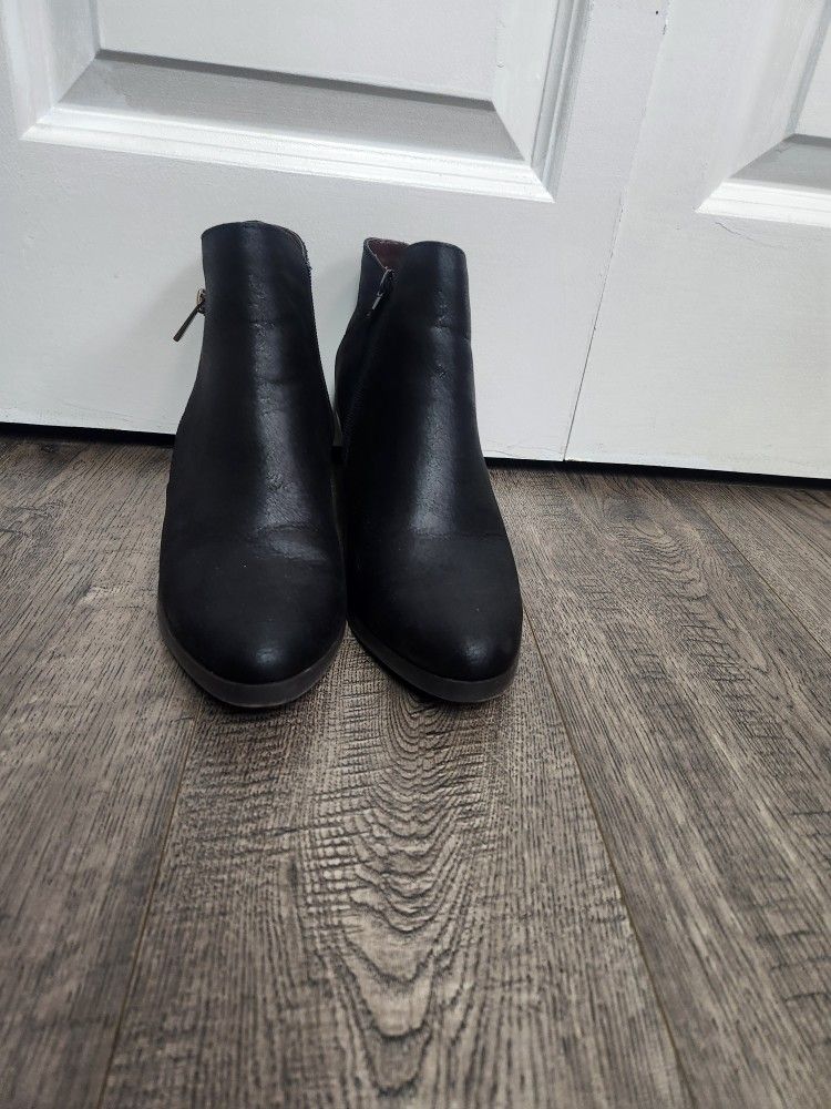 Soda Woman's Size 9.5 Black Booties