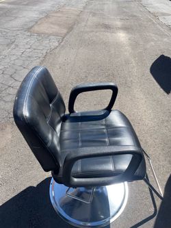 Hydraulic stylist chair good condition