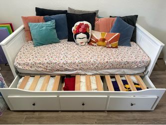 Trundle bed with mattresses