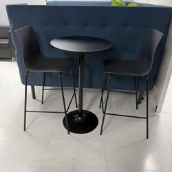 Cocktail Table with High Chairs – Set (3 Pieces)