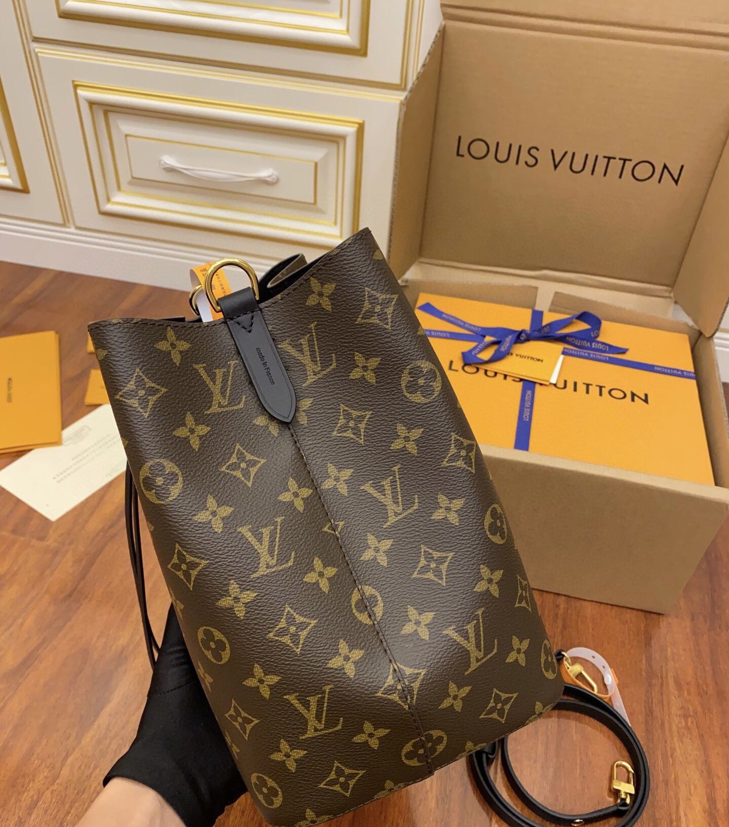 The beauty is coming! LV handbags are highlighted by colorful stitching, supported by metal chains, and super eye-catching with fashionable(off48)