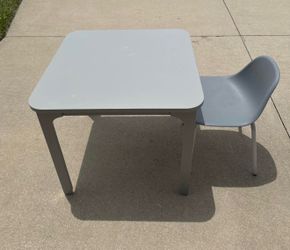 Selling a kids table and chair set with a metal