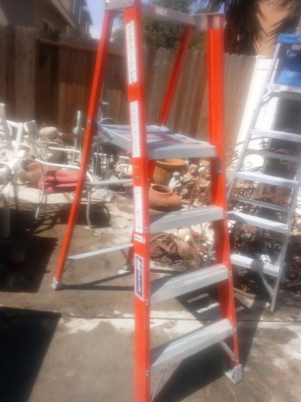 Four Ft Heavy Duty Fiberglass Platform Ladder