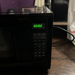 700 watt small black microwave 