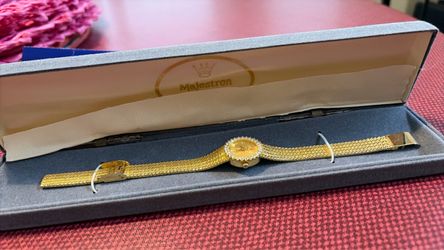 Maestro’s analog quartz watch