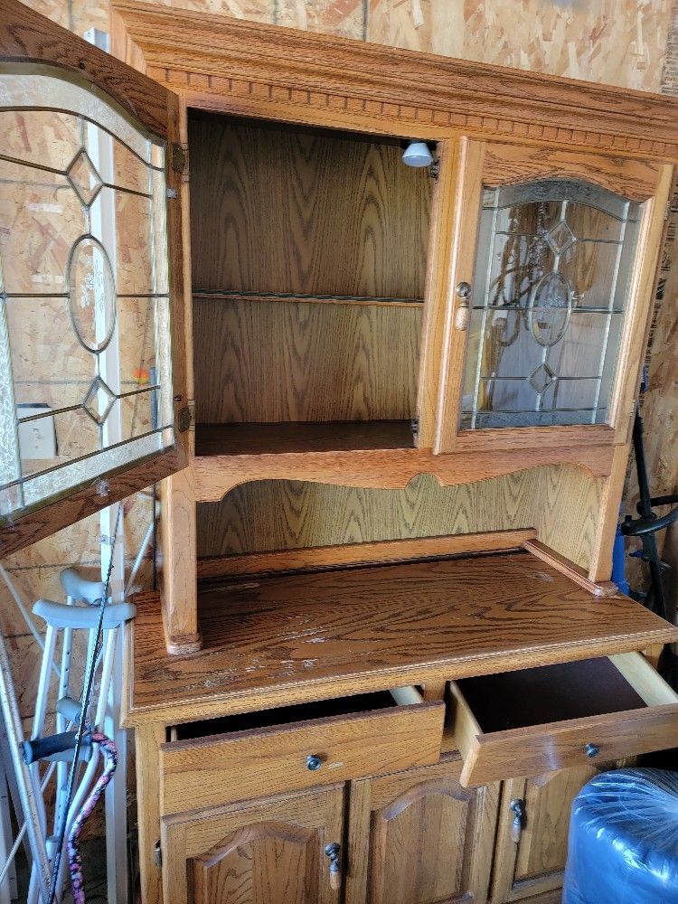 Beautiful Chin Cabinet/ China Hutch