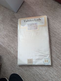 Carlton brand Oblong/Oval tablecloth 52 in X 72 in