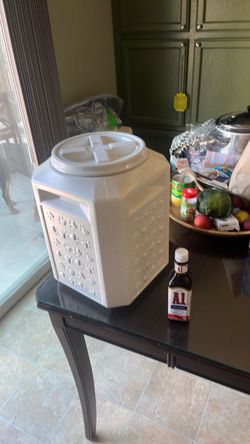 Dog food container