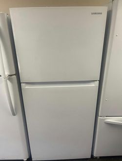Samsung Top Mount Refrigerator in White - Good Condition with Auto Ice Maker