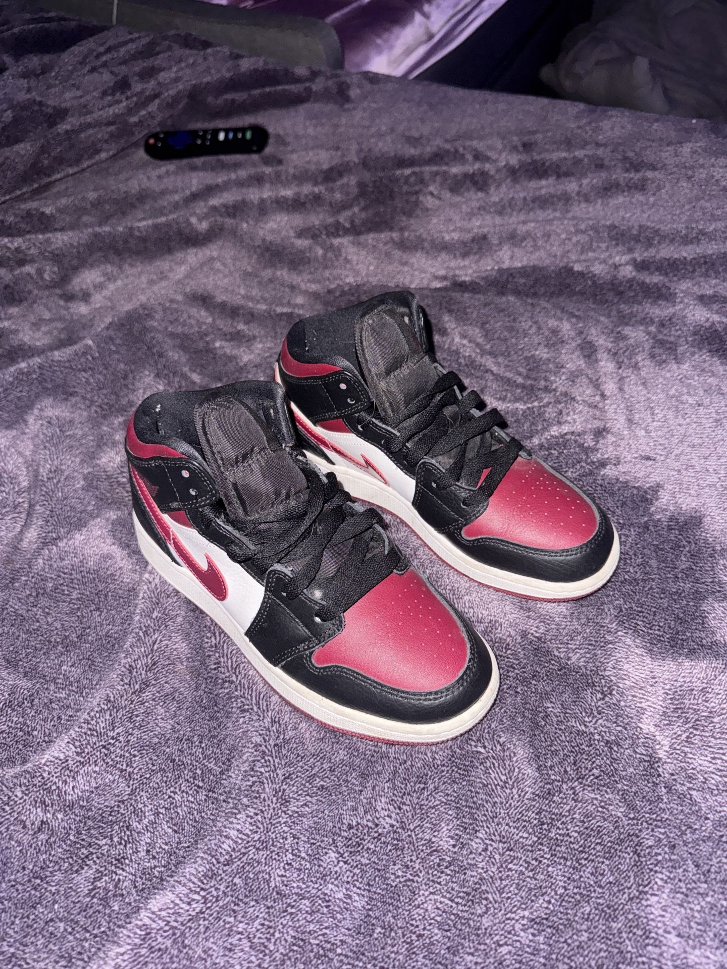 Nike Jordan 1 Mid Bred Toe Size 3.5 Y red black