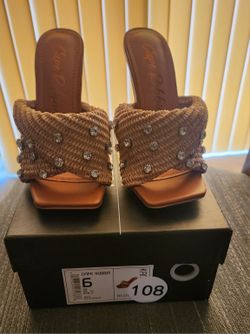 Sz 6 Cape Robbins Stilettos