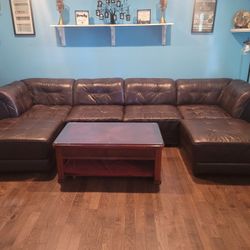 Large Leathr Couch With 2 Automans 
