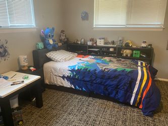 Cama twin XL con colchon mesita de noche cajonera y mesita de centro