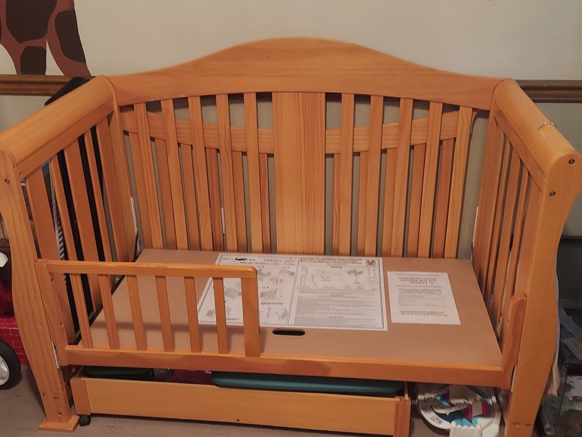 Crib / Toddler Bed