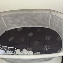 Mamaroo Bassinet & Dick A tot