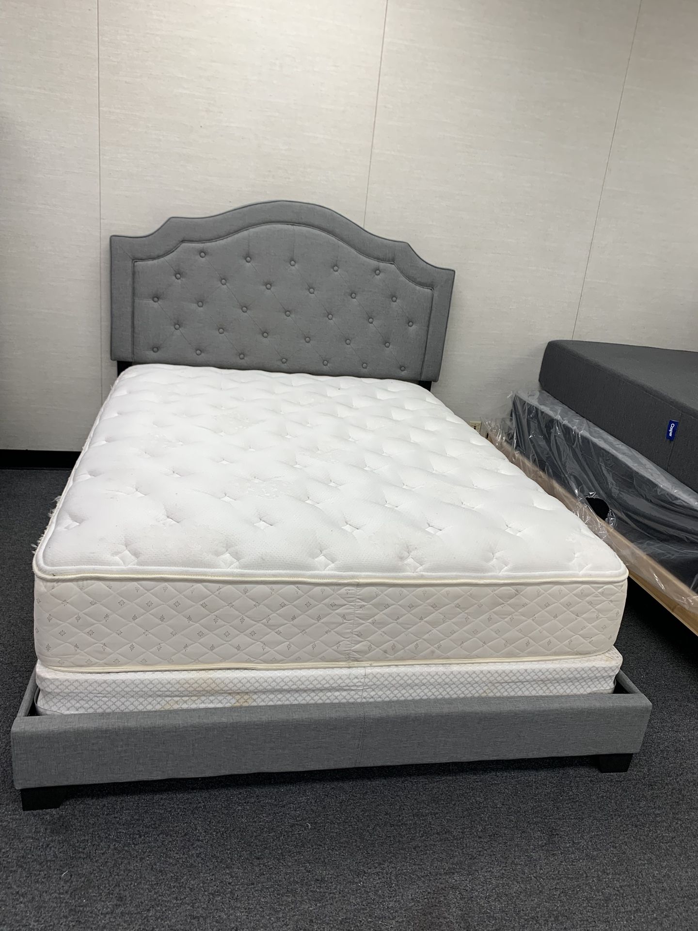 Queen Bed With Matrress 🦖