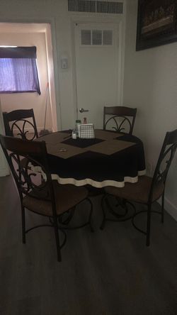 Comedor de 4 sillas