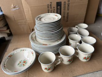 Vintage Strawberry Dinnerware Set – 32 Pieces (Plates & Cups)