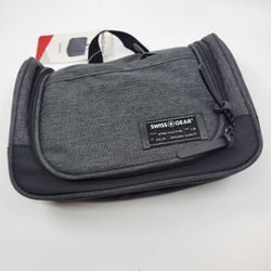 SWISS GEAR Grey Nylon/Canvas Zip Travel Bag Hanging Dopp Kit Toiletrly 
bag Weekender New with tags. UPC 35.
Large-opening main compartment 