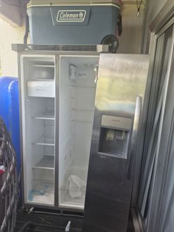 Refrigerator two door with ice machine