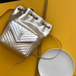 Sewing sheepskin schoolbag