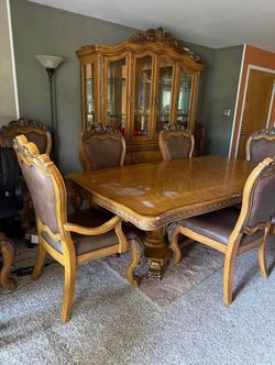 Luxurious China Cabinet, dining table and 8 chairs, set piece