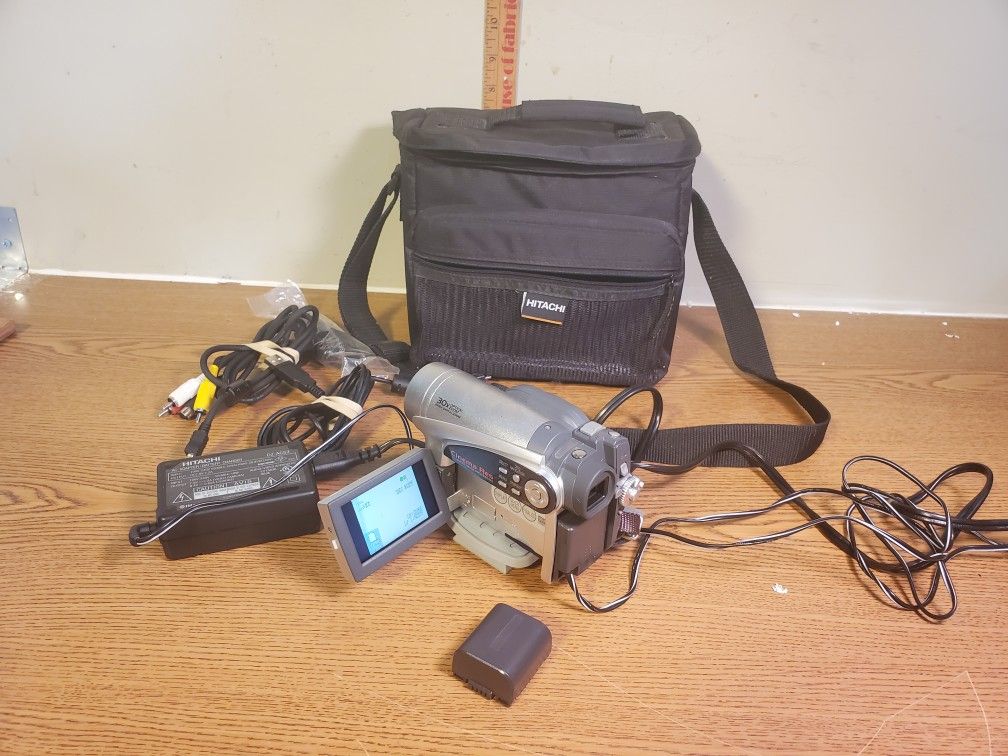 Hitachi DZGX5080A DVD Camcorder video camera kit. Tested.